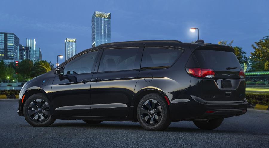 Chrysler Pacifica Hybrid S Appearance Package (RU) 2018 года  (фото 2 из 33)